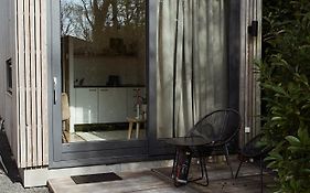 Modern Tiny House Op Rustig Watersportpark